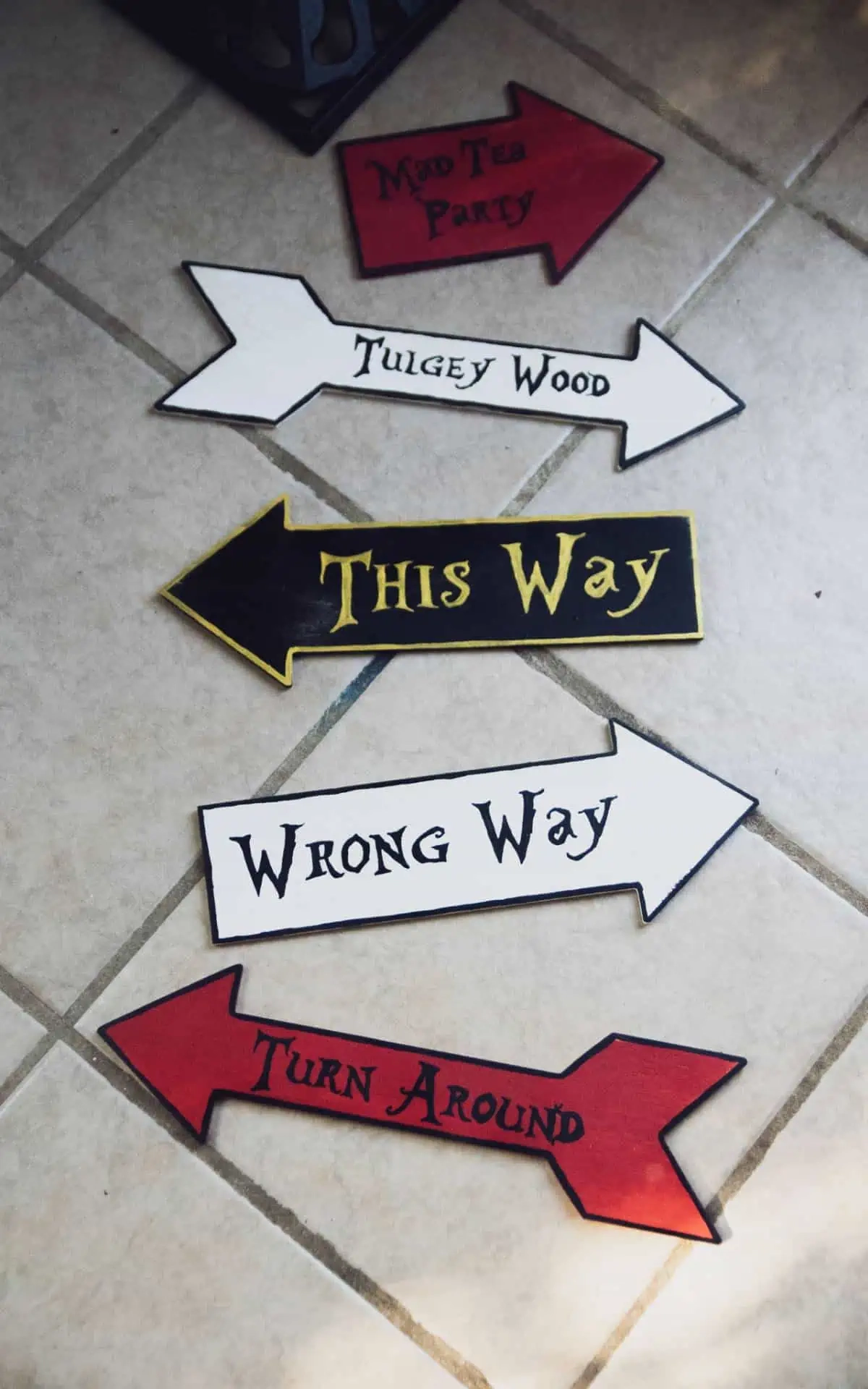 Free Printable Alice In Wonderland Arrow Signs Template